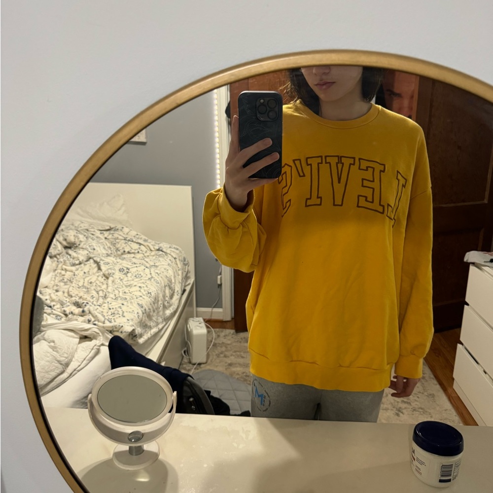 levi’s yellow crew
